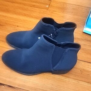 NWT Kensie booties